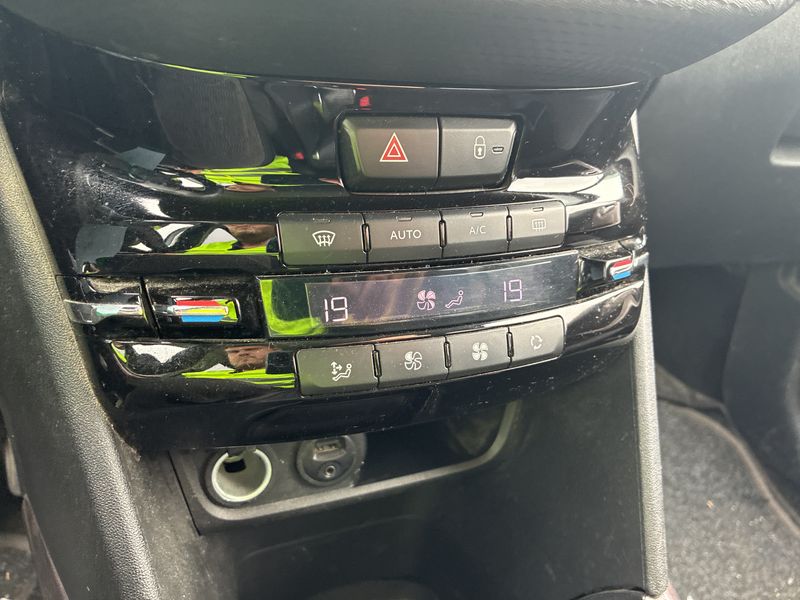 Peugeot 2008 1.6 e-HDi 2015 – снимка 31