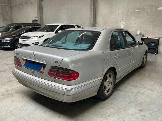 Mercedes-Benz E-Klasse E 220 CDI Avantgarde 2001 – снимка 2