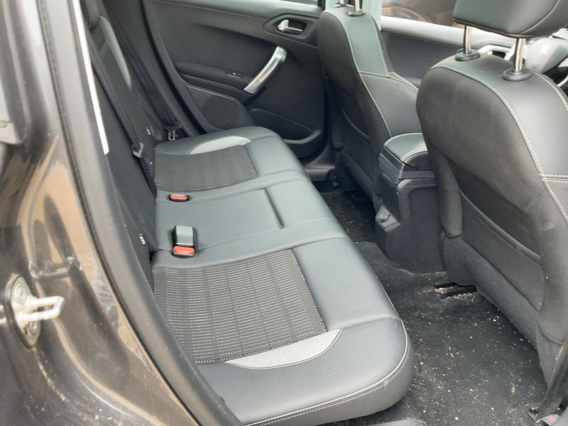 Peugeot 2008 1.2 PureTech Allure 2019 – снимка 19