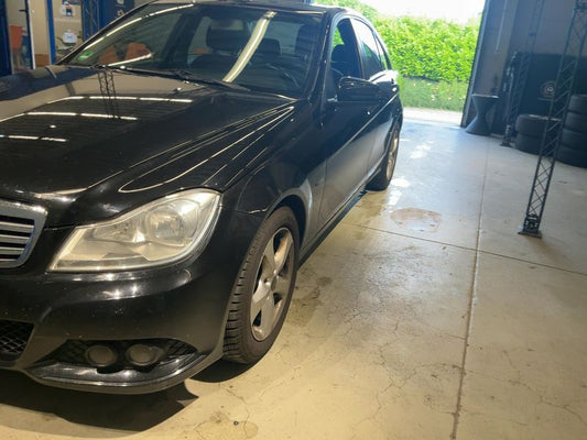 Mercedes-Benz C-Klasse C 200 CGI BlueEfficiency Classic 2011 – снимка 2