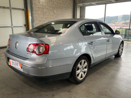 Volkswagen Passat 2.0 TDI Sportline 2005 – снимка 2