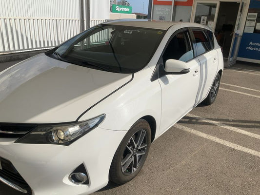 Toyota Auris 2.0 D-4D Active 2014 – снимка 2
