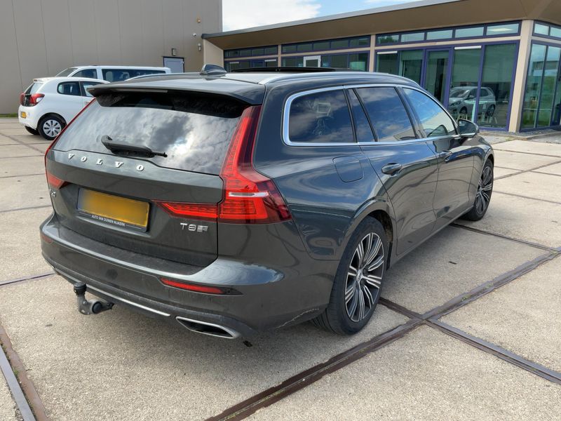 Volvo V60 2.0 T8 Plug-in Hybrid Inscription AWD 2019 – снимка 8