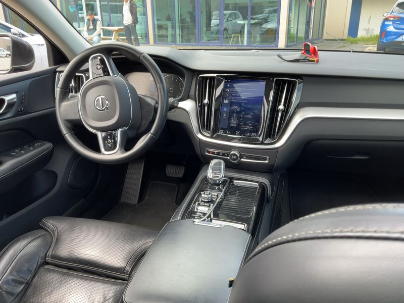 Volvo V60 2.0 T8 Plug-in Hybrid Inscription AWD 2019 – снимка 17