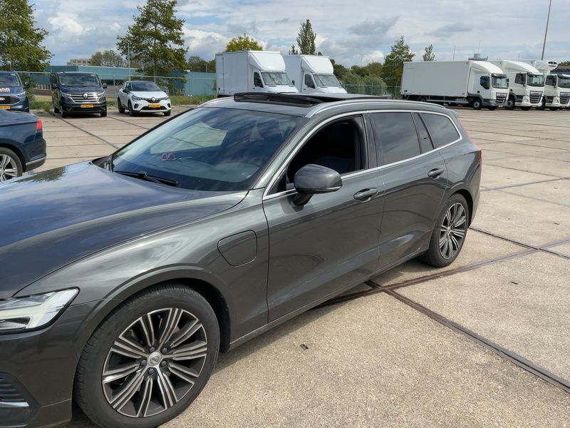 Volvo V60 2.0 T8 Plug-in Hybrid Inscription AWD 2019 – снимка 2