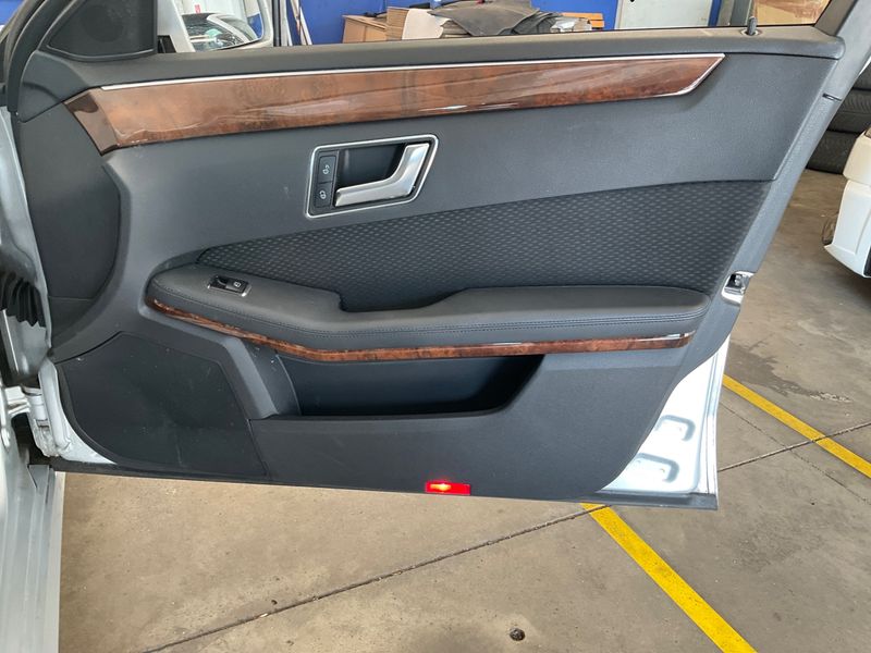 Mercedes-Benz E-Klasse E 250 CGI BlueEfficiency Elegance 2011 – снимка 28