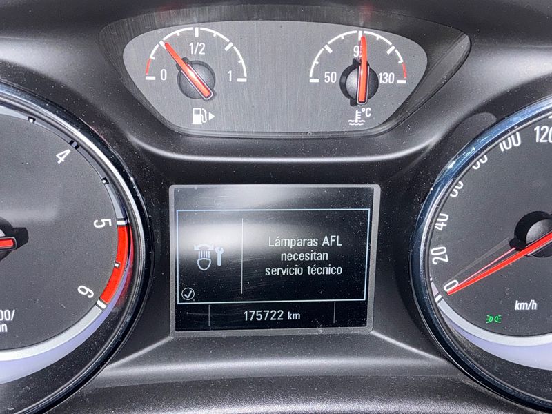 Opel Astra 1.6 CDTI DPF Dynamic 2015 – снимка 13