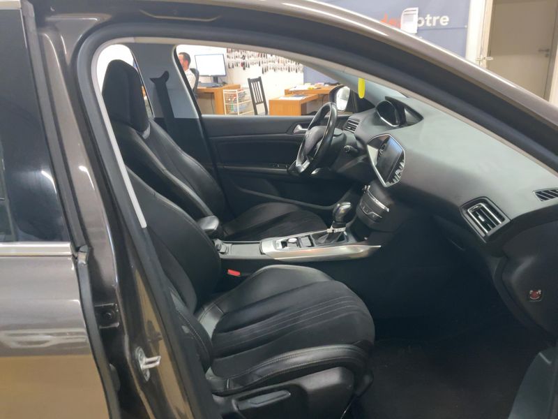 Peugeot 308 2.0 Blue-HDi Feline 2014 – снимка 16