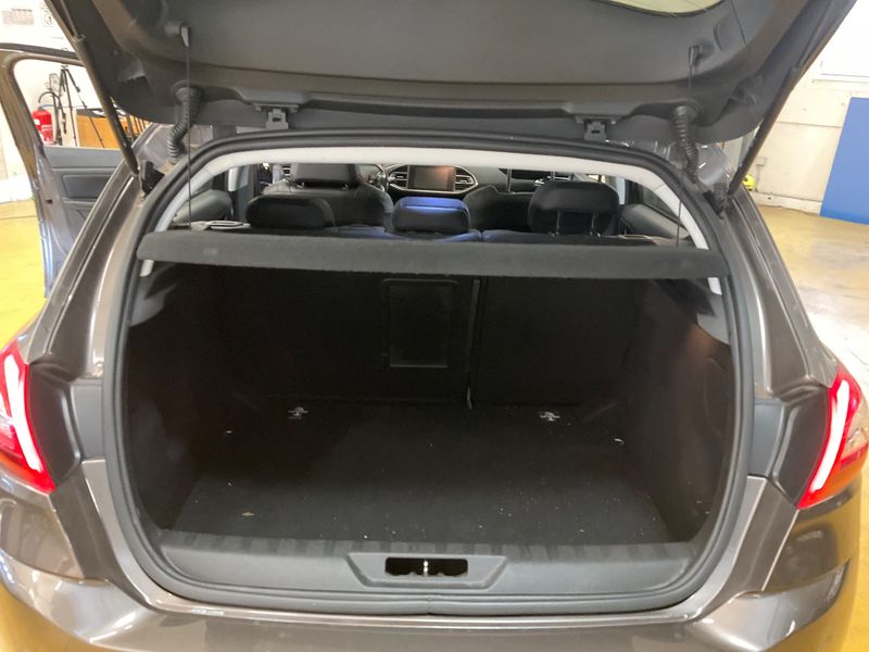 Peugeot 308 2.0 Blue-HDi Feline 2014 – снимка 15