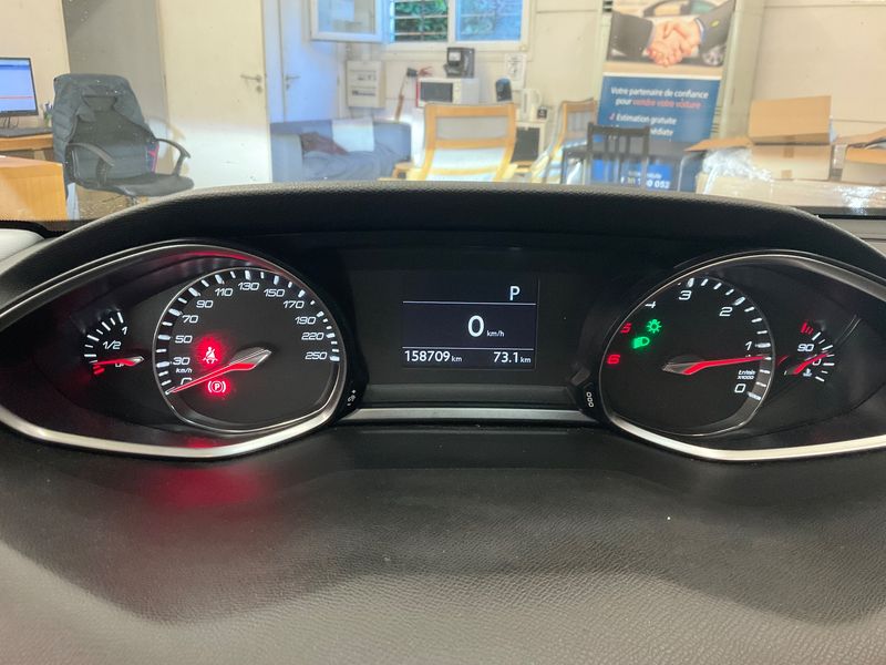 Peugeot 308 2.0 Blue-HDi Feline 2014 – снимка 18