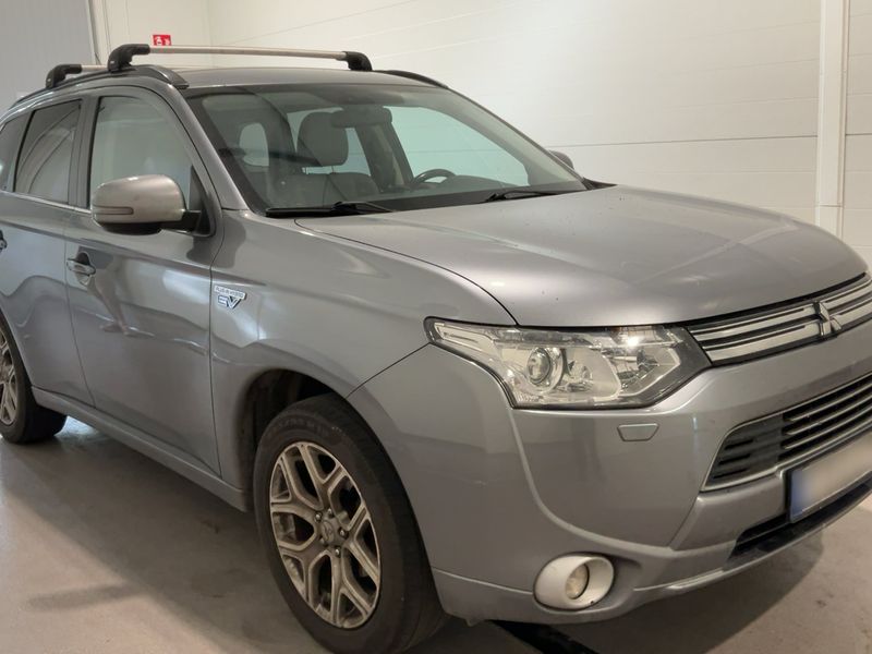 Mitsubishi Outlander 2.0 PHEV PHEV Basis 4WD 2014 – снимка 12