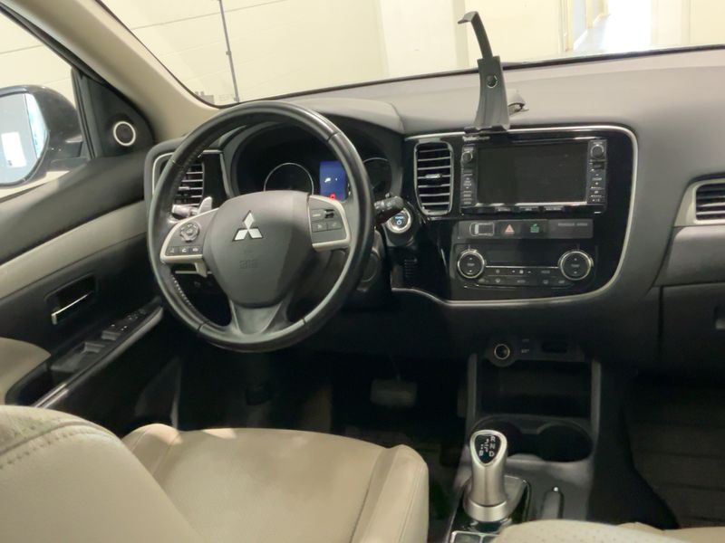 Mitsubishi Outlander 2.0 PHEV PHEV Basis 4WD 2014 – снимка 18