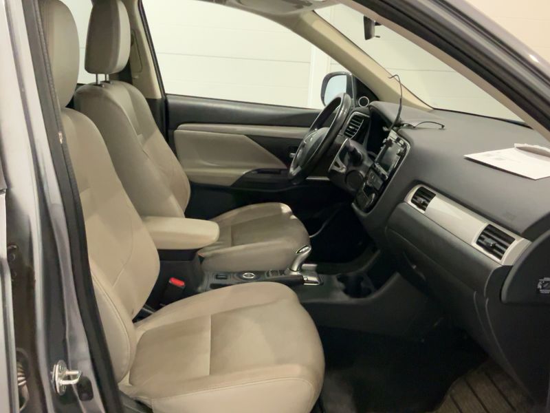 Mitsubishi Outlander 2.0 PHEV PHEV Basis 4WD 2014 – снимка 17