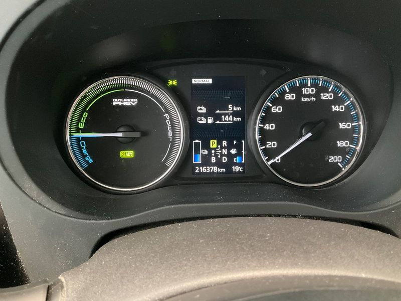 Mitsubishi Outlander 2.0 PHEV PHEV Basis 4WD 2014 – снимка 19