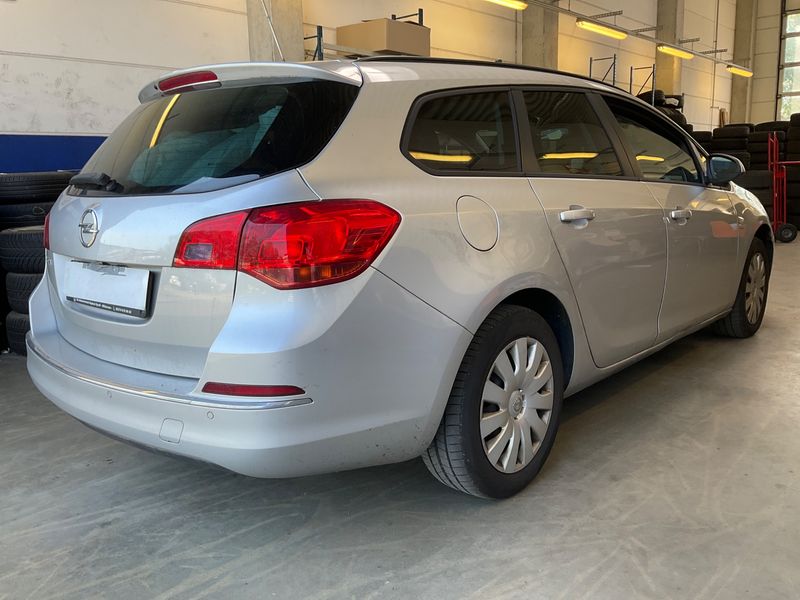 Opel Astra 1.4 Turbo Active 2013 – снимка 2