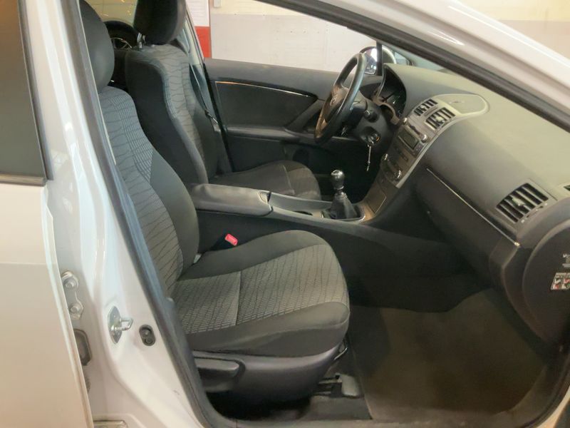 Toyota Avensis 2.0 D-4D Executive 2011 – снимка 17