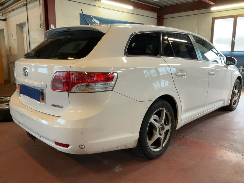 Toyota Avensis 2.0 D-4D Executive 2011 – снимка 8