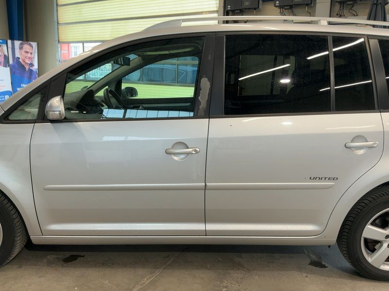 Volkswagen Touran 1.9 TDI United 2009 – снимка 4