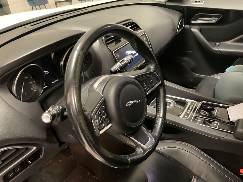 Jaguar F-Pace 20d Prestige 2017 – снимка 24