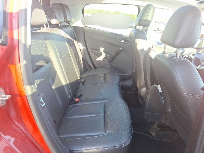 Peugeot 208 1.6 e-HDi Féline 2014 – снимка 14