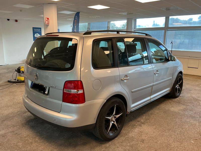 Volkswagen Touran 2.0 FSI Trendline 2006 – снимка 2