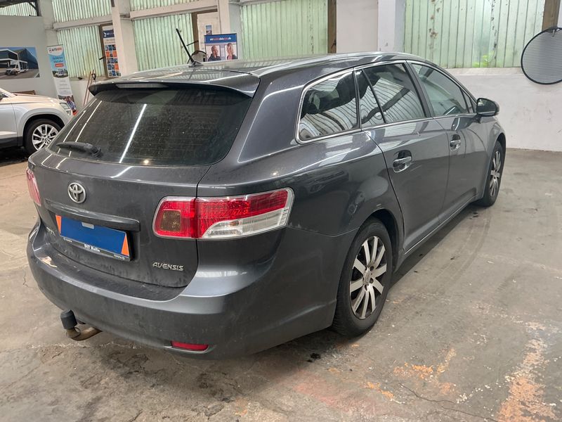 Toyota Avensis 1.8 Comfort 2011 – снимка 2