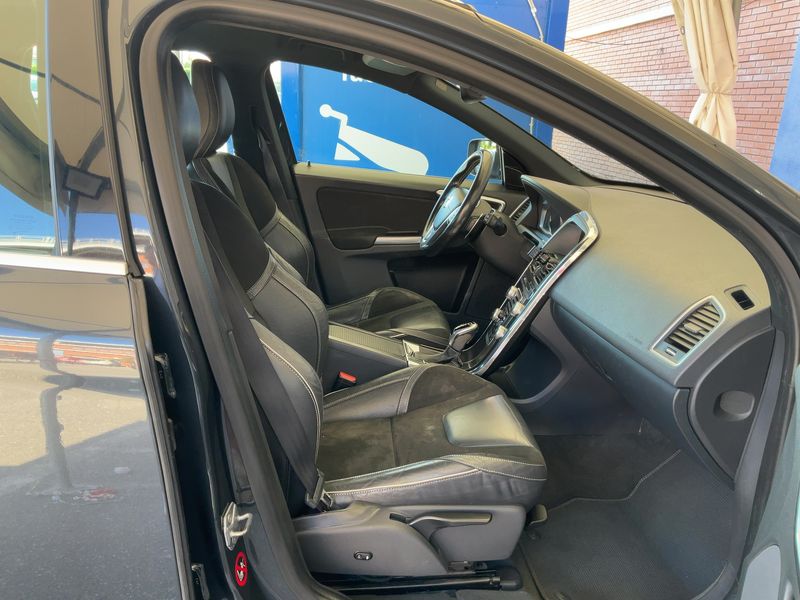 Volvo XC60 2.0 D4 R-Design 2WD 2017 – снимка 16