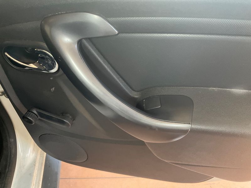 Dacia Duster 1.6 LPG Laureate 4x2 2015 – снимка 27