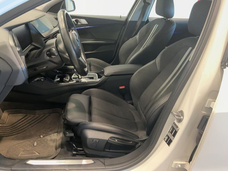 BMW 1er 118i Sport Line 2022 – снимка 17
