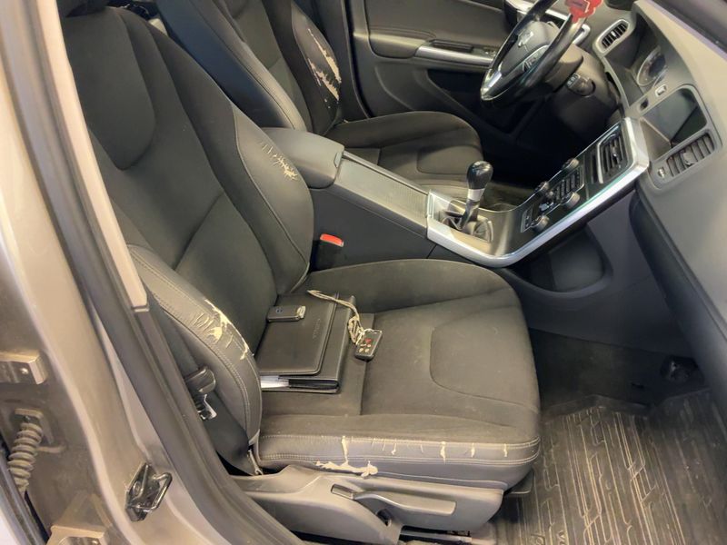 Volvo V60 2.0 D4 Momentum 2012 – снимка 17