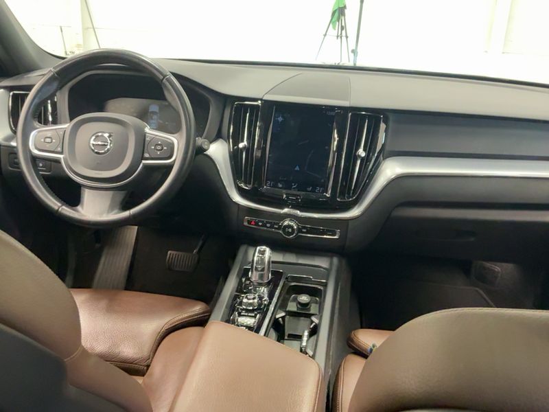 Volvo XC60 2.0 T8 Plug-in Hybrid Momentum AWD 2019 – снимка 17