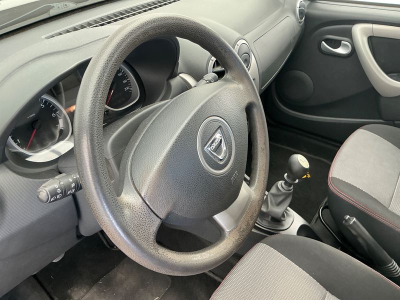 Dacia Duster 1.6 Laureate 4x4 2013 – снимка 29