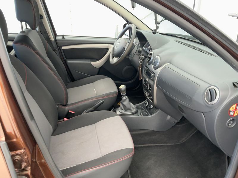 Dacia Duster 1.6 Laureate 4x4 2013 – снимка 16