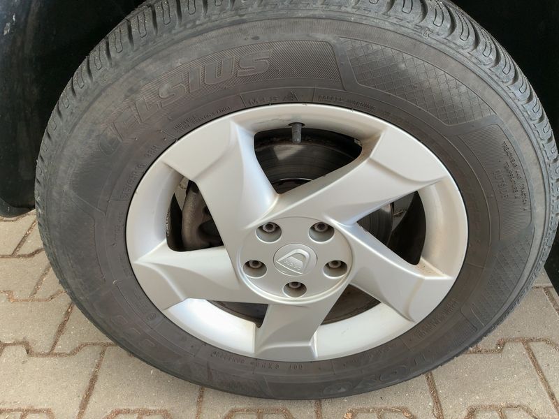 Dacia Duster 1.6 Laureate 4x4 2013 – снимка 3