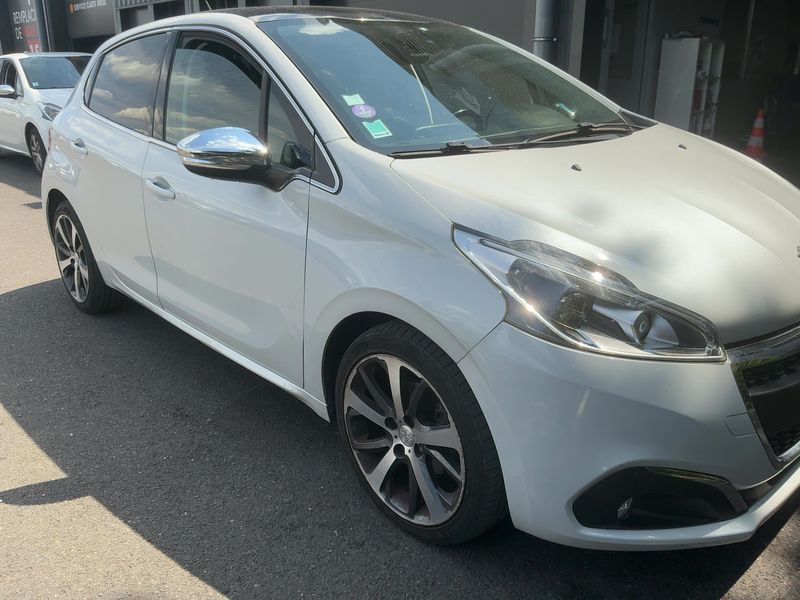 Peugeot 208 1.2 e-THP Féline 2017 – снимка 12