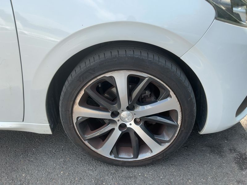 Peugeot 208 1.2 e-THP Féline 2017 – снимка 11