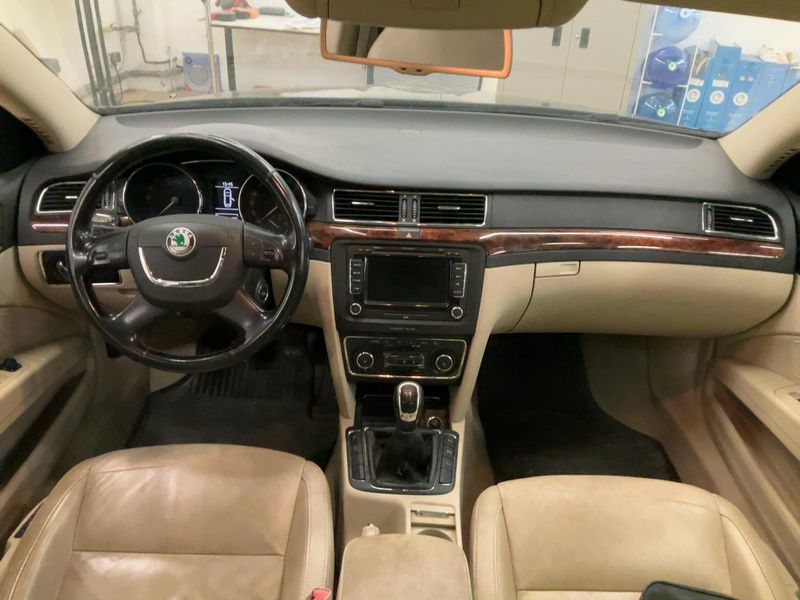 Skoda Superb 2.0 TDI Elegance 4x4 2011 – снимка 17