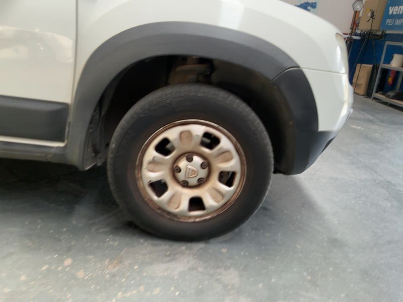 Dacia Duster 1.5 dCi Laureate 4x4 2011 – снимка 11