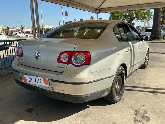 Volkswagen Passat 1.6 TDI Edition Plus BlueMotion Tech 2010 – снимка 2