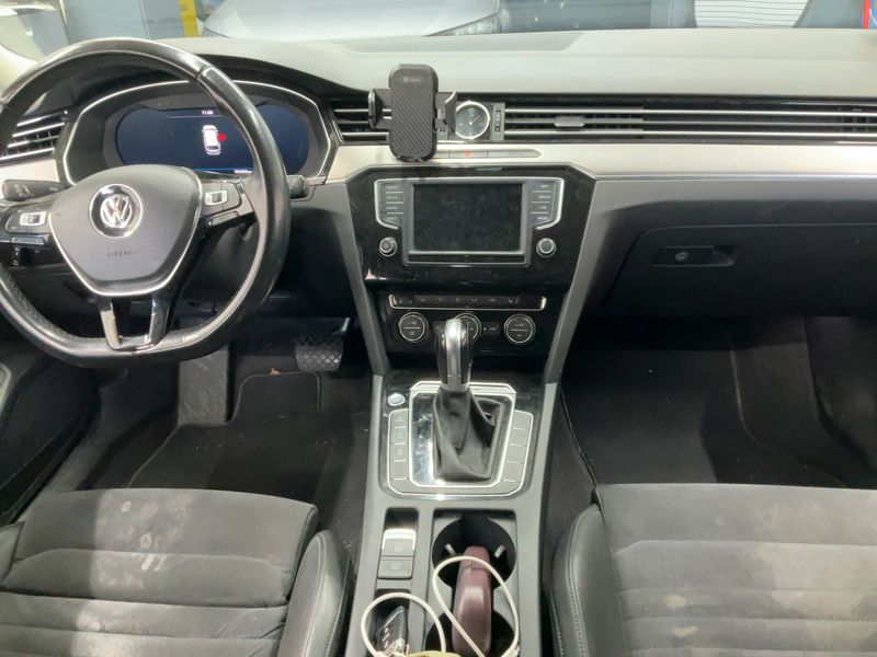 Volkswagen Passat 2.0 TDI Highline 4Motion BlueMotion Tech 2017 – снимка 17