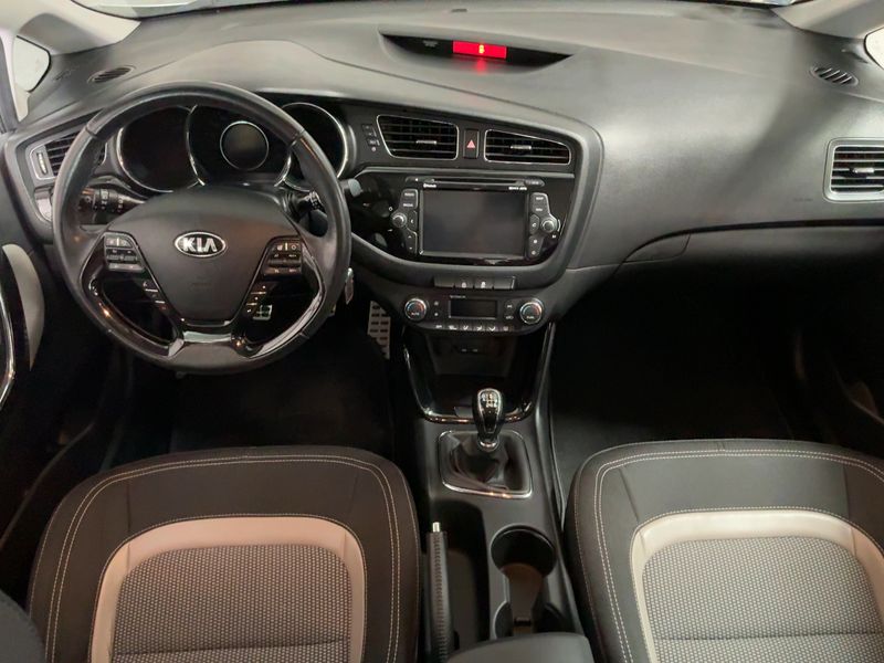 Kia cee'd 1.6 CRDi FIFA World Cup Edition 2014 – снимка 17