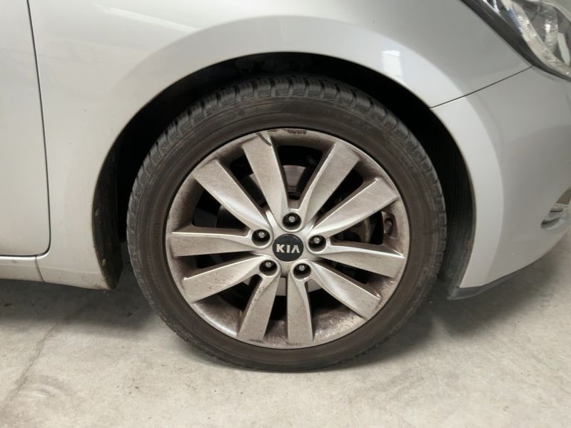 Kia cee'd 1.6 CRDi FIFA World Cup Edition 2014 – снимка 11