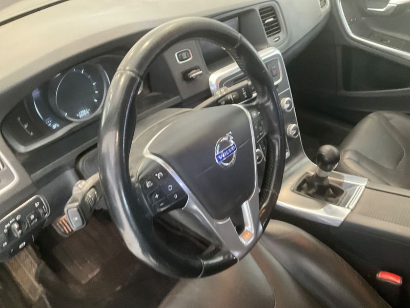 Volvo V60 2.0 D3 Momentum 2015 – снимка 26