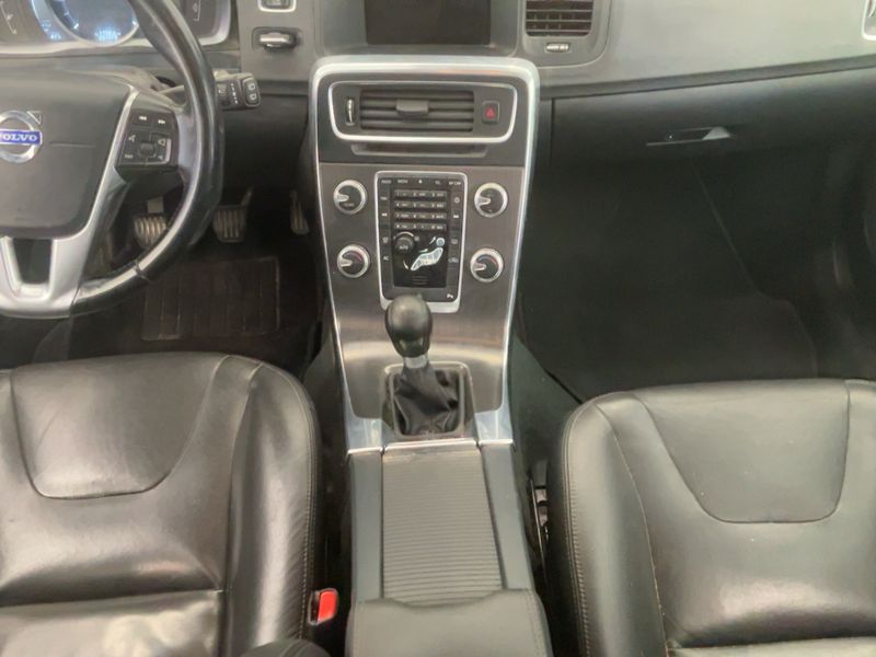 Volvo V60 2.0 D3 Momentum 2015 – снимка 17