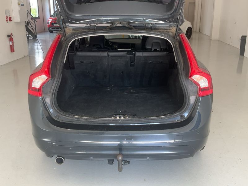 Volvo V60 2.0 D3 Momentum 2015 – снимка 15
