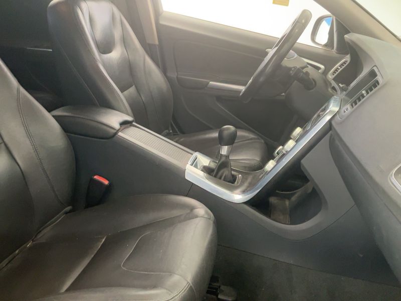 Volvo V60 2.0 D3 Momentum 2015 – снимка 16