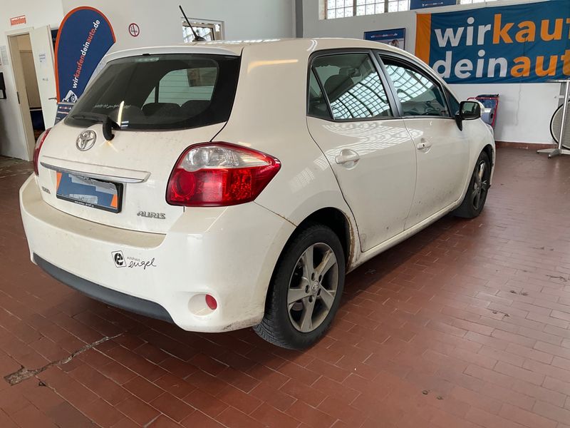 Toyota Auris 2.0 D-4D Executive 2010 – снимка 2