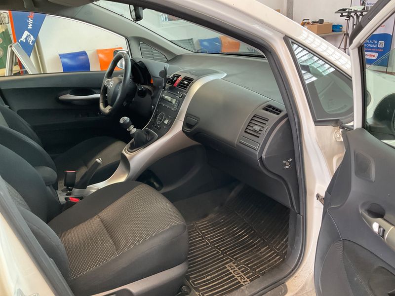 Toyota Auris 2.0 D-4D Executive 2010 – снимка 3