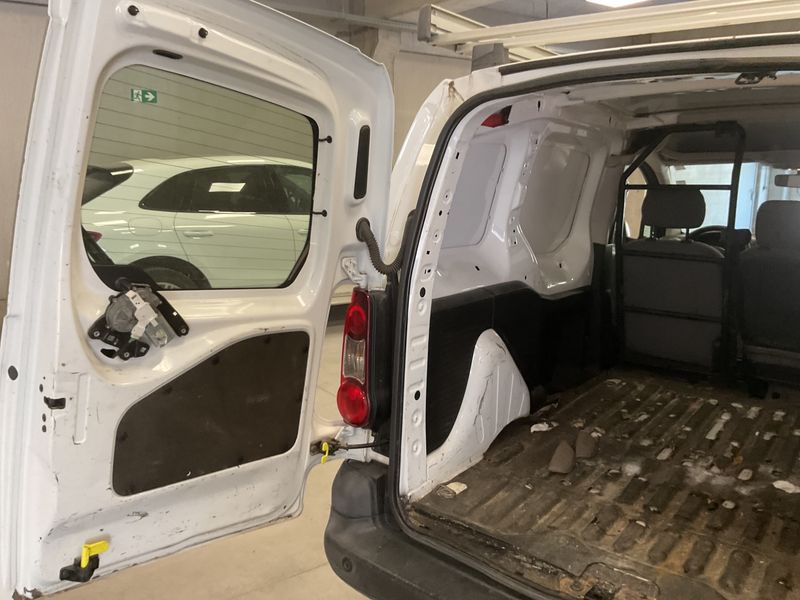 Peugeot Partner 1.6 Blue-HDi L1 Komfort Plus 2016 – снимка 28