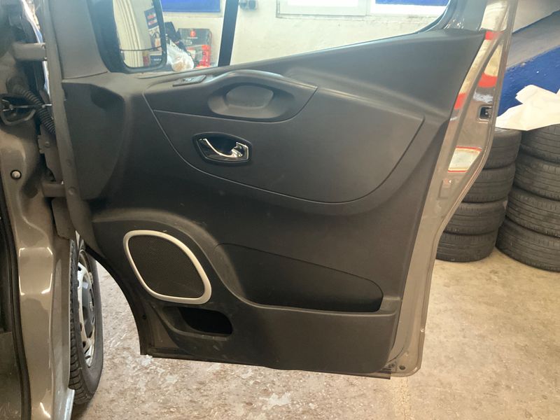 Opel Vivaro 1.6 CDTI Biturbo Combi L1H1 2,7t 2015 – снимка 28